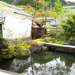 Hirasansou - 目の前の新装のお庭。池には鯉がいっぱい。　