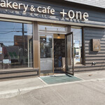 bakery&cafe +one - 店舗前
