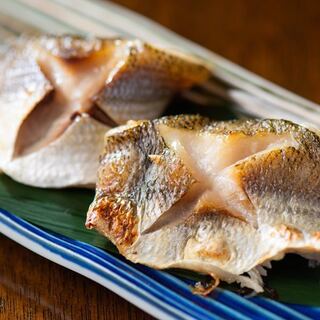 そこらの居酒屋じゃなかなか出てこないクオリティのお魚も