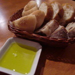 酒の大桝 - パン250円（おかわり可）