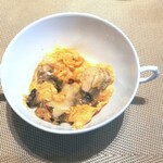La Brianza - かなわ水産の牡蠣とスクランブルエッグハリッサ。味わい濃い牡蠣に味わい濃い玉子のスクランブルエッグ、さらにハリッサのスパイスの香りと辛味まで何とも贅沢な組み合わせ美味しさ間違いなかったわ～＼(^-^)／