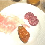 La Brianza - クラータミラノサラミロメスコのブルスケッタ。モレッティゼロ進みまくり♪ 口どけるクラータ甘み、対照的にしっかりした味わいのサラミと、雲丹みたいな見た目いい意味で裏切るナッティなロメスコブルスケッタ♡