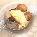 La Brianza - リングエディガットアフォガード。焼きたてリングエディガットだから、エスプレッソがぐんぐん染み込む。アイスクリームが溶けてひんやりコーヒーの香りチョコレートの味わいも素敵、盛り付けまで美しい