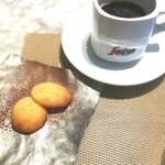 La Brianza - ディカフェのコーヒーと焼きたてリングエディガット。焼きたて熱々ありがとうございます☆ リングエディガットは甘み控えめなんですね♪ そのままでもアフォガードに合わせても、どちらもとても楽しめました☆