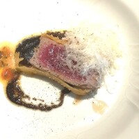 La Brianza - 長崎県産まぐろコトレッタ黒オリーブのソースマジアクリチーズ。カリッと薄衣のコトレッタ、中はレアでしっとりのまぐろ火入れ絶妙☆ 素材の味わいが引き出される火入れにさらに引き立つソースやトッピングたち美味