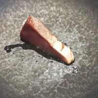 La Brianza - 新潟県産ぶり付け焼き鮎魚醤ソーテルヌ。イタリアン版の照り焼きが感じられる香り風味、でも火入れはレアでしっとりと漬け風のねっとり食べ口。皮目の香ばしい焼きの香りも絶妙とにかくおいしいわぁ～♡(≧▽≦)