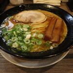 金久右衛門 - 金醤油ラーメン(700円、斜め上から)