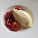 ラ メゾン ドゥ グラシアニ - アメリカンチェリーのフルーツフランベ ブリオットチェリーのジュースとトンカ豆のスパイス チェリーのキルシュ　