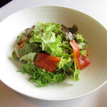 ラ メゾン ドゥ グラシアニ - 白鷺サーモンの自家製スモークのサラダ
