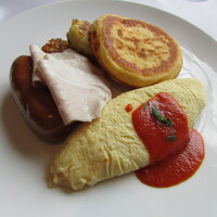 ラ メゾン ドゥ グラシアニ 神戸北野 - 神戸ポークの自家製ソーセージとハム パイヤッソン(じゃが芋の料理) 婦木農場の卵をお好みのスタイルで