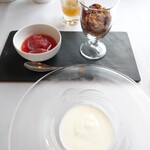 ラ メゾン ドゥ グラシアニ - 淡路ヨーグルト 自家製グラノーラ・蜂蜜・イチゴの自家製コンフィチュール