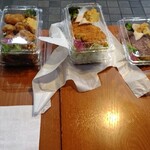 一期一会 - 店外のテーブルで販売