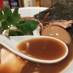 新橋 纏 - スープは不透明な濃色