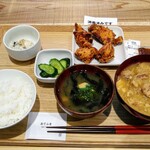 Naoetsu Ryouhin Shokudou - 塩麹のからあげ定食　700円　たちばなさんとん汁　350円