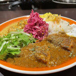 カリカリスパイス - Weekly Curry『 〇〇に想いを馳せて食べたいカレー 』
            ～ 黒コショーと生姜のスパイシーポークカレー & ココナッツチキンカレー ～（副菜増し、ご飯少なめ）
            ※写真はポークカレー 側