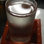 椅子のある立ち呑み つるつるいっぱい - 席に持ってくるまでに、少しこぼす　※2012年8月