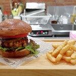 トリワイン ＰＩＫＯＳＨＨＨＵ - チキンパティバーガーセット