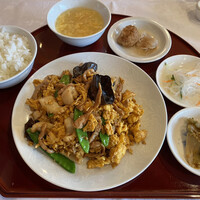 北京宮廷料理 涵梅舫 - 玉子と豚肉、イカ、木耳の醤油味炒め