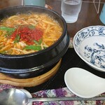 韓国薬膳料理 葉菜 - カルビうどん  ¥880（税込）
