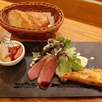 Le Comptoir de シャンパン食堂 - スレートのプレートにシックな盛り付け♪前菜3種盛り合わせとサラダ、温かいバゲット