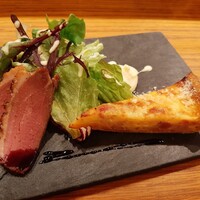 Le Comptoir de シャンパン食堂 - トロッととろけるアパレイユにチーズのコクが濃厚なベーコンのキッシュ、旨味が溢れる鴨の燻製は赤ワインソースで