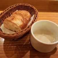 Le Comptoir de シャンパン食堂 - クリーミーで滋味深い！熱々まろやかなごぼうのポタージュ、温めて提供されるバゲット