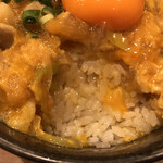 親子丼専門店 ○勝 - ツユがご飯に染み込みます。