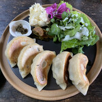 マイハウス - 鹿肉餃子、ピクルス入りポテサラ、クレソンサラダ、
葉ニンニクと大根の醤油漬け、山椒葉の佃煮。