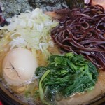 とんこつラーメンいしい - 低温燻製チャーシュー麺。キクラゲトッピング、ツイッター特典薬味ネギ増し