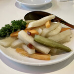 台湾料理故宮 - 泡菜（パオツァイ）
            根菜の甘酢漬けピクルスです。
            箸休めに丁度良いボリューム、甘酸っぱくてポリポリとついつい手が出る味です。