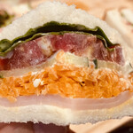 サンドイッチ&サラダ ニコ - nicoサンド（玉子、ツナ、キャロットラペ、ポテト） ¥380-