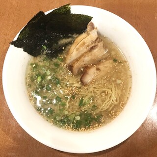 〆の定番はやっぱり英雄屋のラーメン。朝5時まで営業