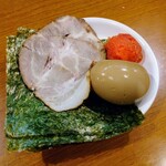 博多ラーメン ガツン - 全部のせトッピング。