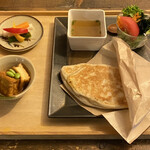 무기 카페 - 말린 무와 베이컨, 치즈가 들어간 구와나산 찹쌀 파니니 런치
                      디저트와 음료 포함 @1500