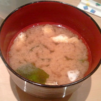 新宿割烹 中嶋 - 油揚げとわかめの味噌汁。