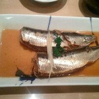 新宿割烹 中嶋 - 鰯二尾。煮汁は薄口醤油の京風です。