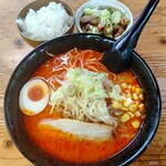 ラーメン焼肉 笑吉 - 【2021.5.19(水)】辛みそらーめん(並盛・150g)870円＋ミニもつ煮250円→0円＋小ライス110円→0円