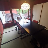 とうふ屋うかい 鷺沼店 - 完全個室。曇りのない硯窓からは庭園の色彩を望めます