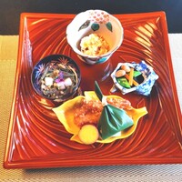 とうふ屋うかい 鷺沼店 - ○汲み上げ湯葉
                      ○大豆と芽ひじき
                      ○虹鱒の鮨の笹蒸し
                      ○しんまるじゅのレモン煮、海老のおかき揚げ
                      ○長芋とじゅんさい酢
                      
                      全体的にはっきりとした甘みの味付けで、大味です。