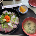 海鮮丸 - 2種類の海鮮丼、カンパチ、鯵