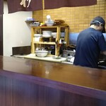 二本杉 - カウンターから。厨房の店主の背中