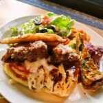 とろける牛ホホ専門店 cheek - ガーリックフレンチオープンサンド