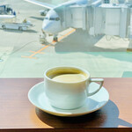 サクララウンジ - ◎カウンターテーブルで飛行場を眺めながらコーヒーで一息。