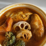 スープカレー トムトムキキル - チキンスープカレー辛さ4番