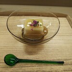 Akasaka Kikunoi - 猪口：叩いた長芋を寒天で寄せて山葵餡で頂きます。和菓子のじょうよ羮と異なり 長芋のしゃきしゃき食感を残してあるのがポイント。この食感と 山葵の香りで 爽やかな味となり最初の品にはうってつけ。