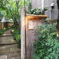 赤坂 菊乃井 - なんとも風情のある外観。
                    雨で少し濡れた姿も良いものですね。