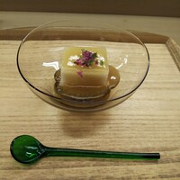赤坂 菊乃井 - 猪口：叩いた長芋を寒天で寄せて山葵餡で頂きます。和菓子のじょうよ羮と異なり 長芋のしゃきしゃき食感を残してあるのがポイント。この食感と 山葵の香りで 爽やかな味となり最初の品にはうってつけ。