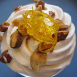 パティスリー・パリセヴェイユ - サバラン　ヴァン　ルージュ　580円
      結構洋酒が入っているそうです　　パティシエール
      オレンジジャムと果肉
      フランボワーズ風味の赤ワインに漬けたサバラン
      シナモン風味のヨーグルトクリーム