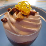 パティスリー・パリセヴェイユ - サバラン　ヴァン　ルージュ　580円
      結構洋酒が入っているそうです　　パティシエール
      オレンジジャムと果肉
      フランボワーズ風味の赤ワインに漬けたサバラン
      シナモン風味のヨーグルトクリーム