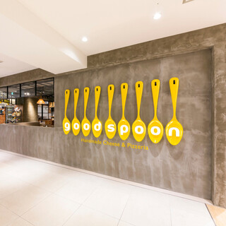 goodspoonでは大きなスプーンがお出迎え！